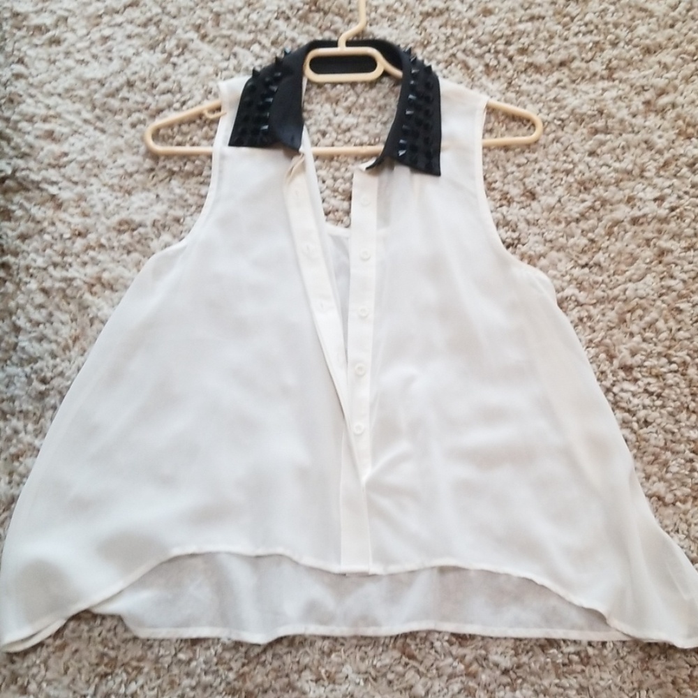 🔥Forever 21 stud collar top💥